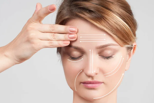 Hudvård. Kvinna med perfekt ren hud och massage ansiktslinjer — Stockfoto