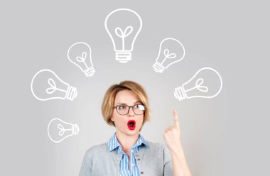 İş kadını bir fikri vardır. Ampulleri üzerinde gösterilen kadın 