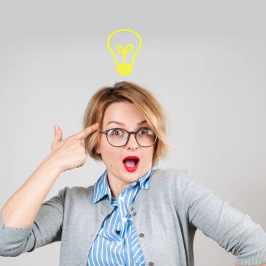 Güzel iş kadını bir fikri vardır. Beyin fırtınası. Fikir kavramı ile Işık Ampüller 