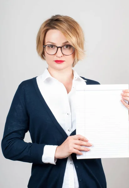 Joven mujer de negocios sosteniendo parer blanco vacío — Foto de Stock