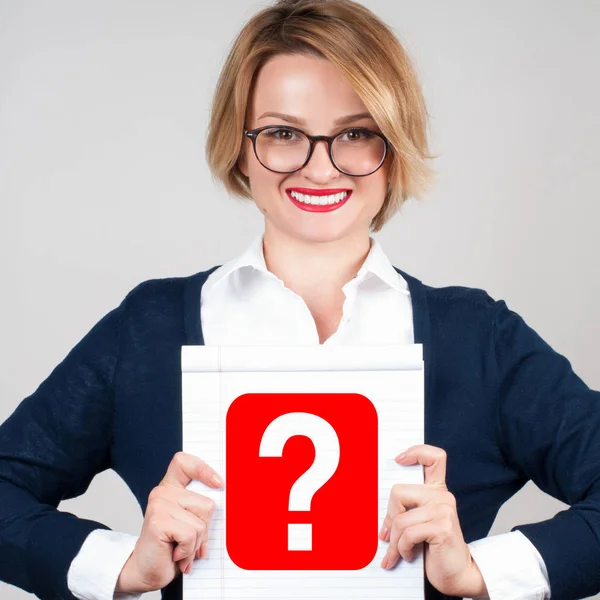 Geschäftsfrau hält Papier mit Fragezeichen — Stockfoto