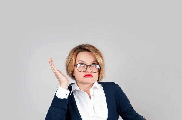 Hermosa mujer de negocios pensando en sus planes . — Foto de Stock