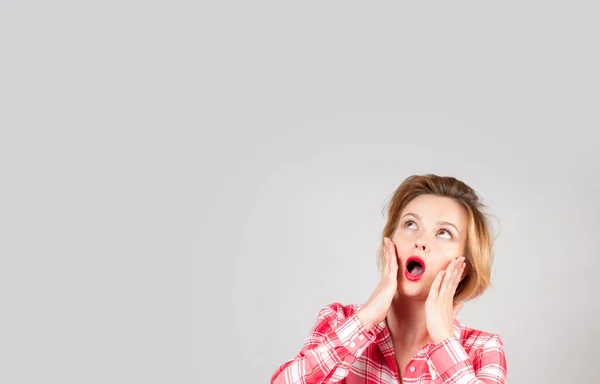 Surprised woman looking up with open mouth — Stock Photo, Image