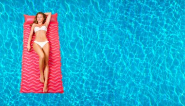 Bikini yüzme havuzunda şişme şişme kadın. 