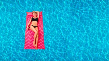 Bikini yüzme havuzunda şişme şişme kadın. 
