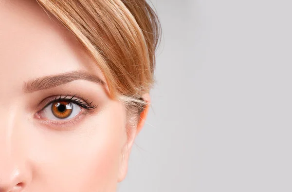 Концепція краси. Красиві жіночі карі очі — стокове фото