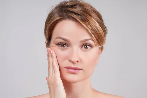 Beautiful woman with clean perfect skin touch own face. — Stock Photo, Image