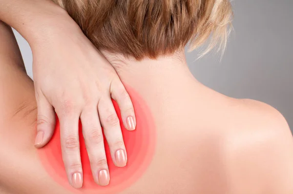 Mujer joven con dolor de hombro, masajeando su hombro — Foto de Stock