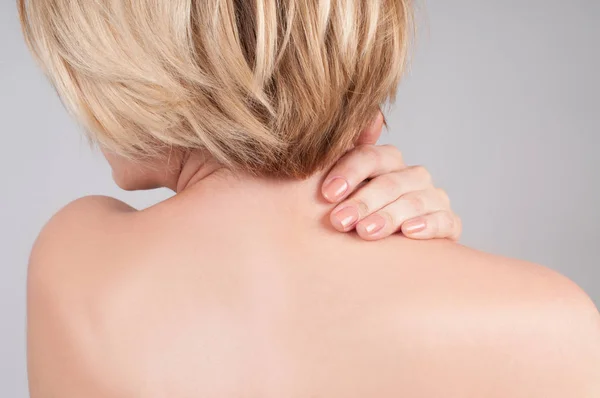 Jeune femme avec douleur au cou, massant son épaule — Photo