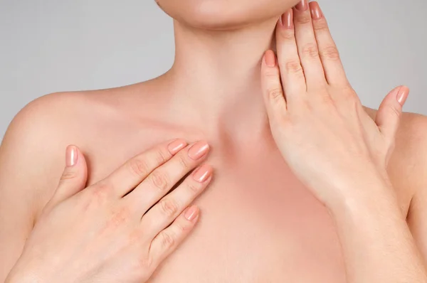 Koncepcja uroda i Pielęgnacja skóry. Piękna kobieta, dotykając jej szyi — Zdjęcie stockowe