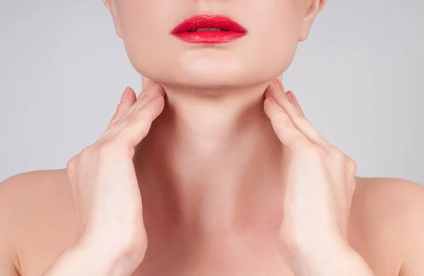 Tratamento anti-envelhecimento. Mulher bonita pescoço — Fotografia de Stock