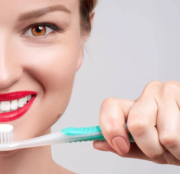 Feliz joven mujer cepillarse los dientes. — Foto de Stock