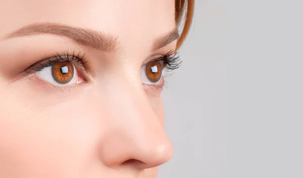 Concepto de belleza. Hermosos ojos marrones femeninos — Foto de Stock