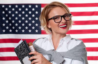 Öğrenci Amerikan bayrağı arka plan üzerinde yabancı dil olarak İngilizce öğreniyor