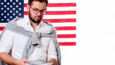 Amerikan bayrağı. Amerika Birleşik Devletleri bayrağı arka plan üzerinde gülümseyen genç adam. 