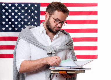 Amerikan bayrağı. Amerika Birleşik Devletleri bayrağı arka plan üzerinde gülümseyen genç adam. 