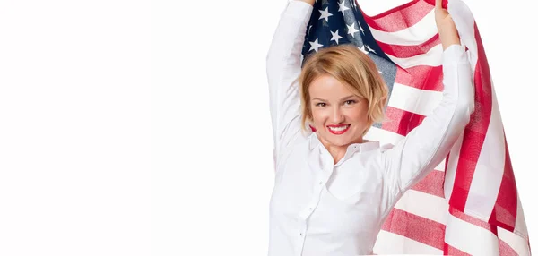 Uśmiechający się patriotyczne kobietę flaga Stanów Zjednoczonych. USA okazji 4 lipca. — Zdjęcie stockowe