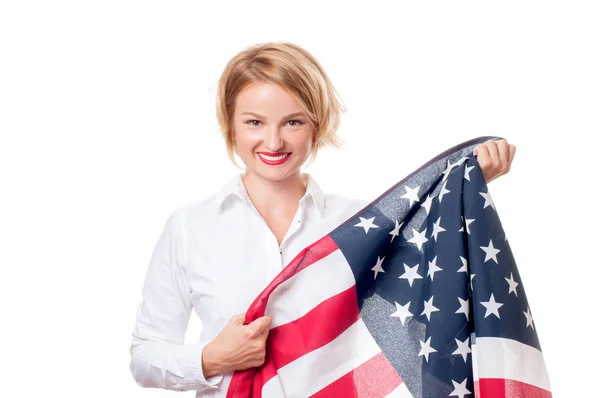 Uśmiechający się patriotyczne kobietę flaga Stanów Zjednoczonych. USA okazji 4 lipca. — Zdjęcie stockowe
