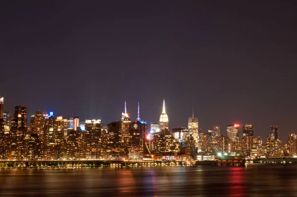 De skyline van Manhattan bij nacht lichten, New York City — Stockfoto