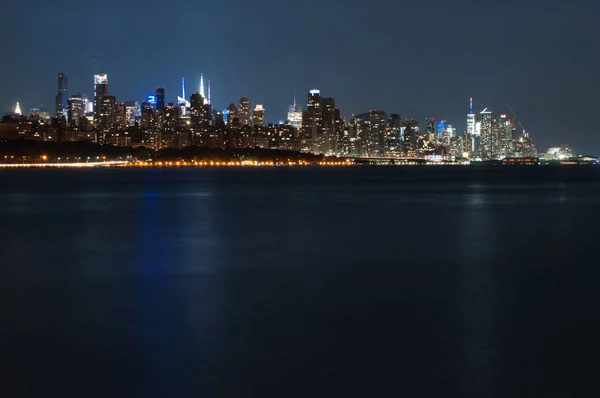 야경, 뉴욕시에 맨해튼 스카이 라인 — 스톡 사진