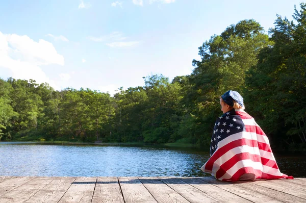 Bandera de Estados Unidos. Mujer envuelta en bandera americana . — Foto de Stock