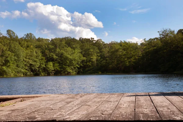 Bella foresta e lago con una tavola di legno . — Foto Stock