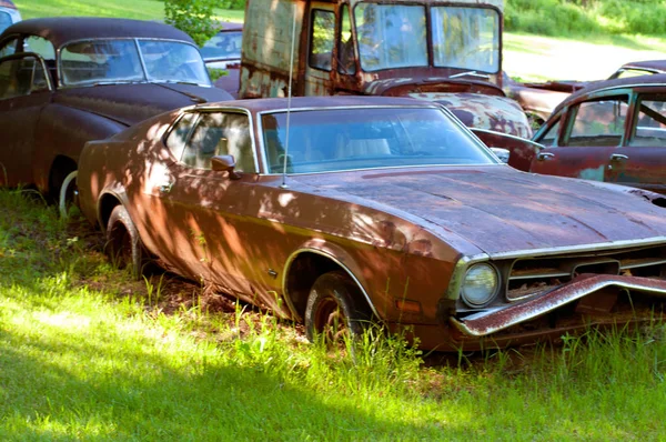 Ржавые старые машины в заброшенном месте, свалке — стоковое фото