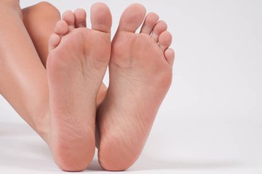 Kadın ayakları. Mükemmel temiz kadın topuklar.  