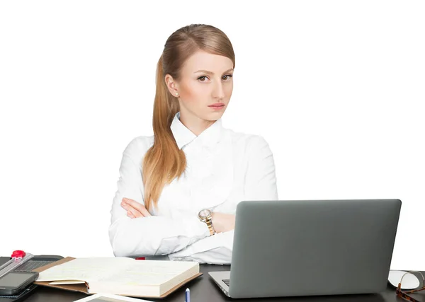 Mujer de negocios exitosa sentada en la mesa usando computadora portátil — Foto de Stock