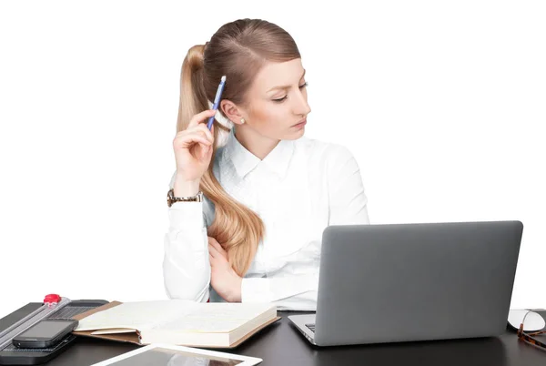 Pensando mujer de negocios sentada en la mesa — Foto de Stock