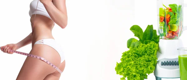 Mujer midiendo su cuerpo con una cinta métrica. Concepto de dieta, verduras frescas —  Fotos de Stock