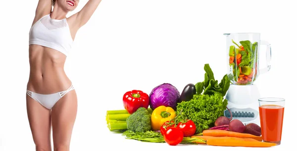 Mujer delgada y deportiva, concepto de dieta con verduras frescas —  Fotos de Stock
