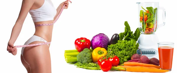 Mujer delgada y deportiva, concepto de dieta con verduras frescas —  Fotos de Stock