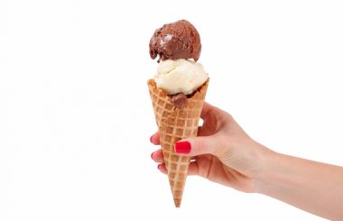 Çikolatalı ve vanilyalı dondurma külahı beyaz arka plan üzerinde.