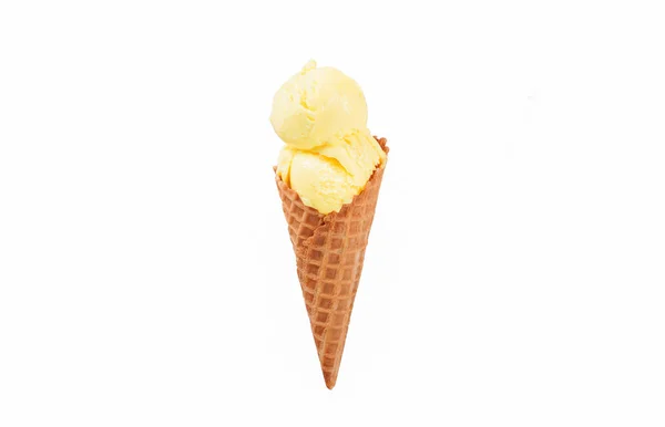 Vanille-Eistüte auf weißem Hintergrund. — Stockfoto