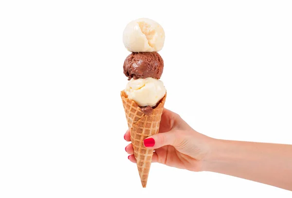 Cono de helado de chocolate y vainilla sobre fondo blanco . —  Fotos de Stock