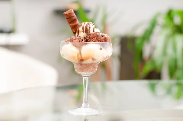 Čokoládová a vanilková zmrzlina v poháru. — Stock fotografie