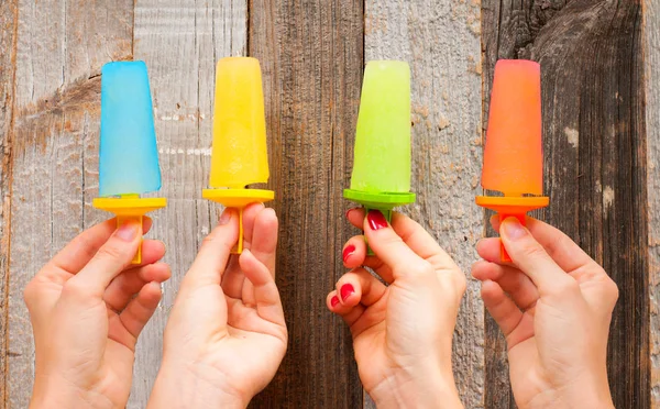 Friss fagyasztott popsicle. Gyümölcs házi készítésű fagylalt — Stock Fotó