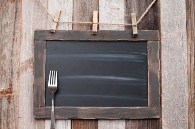 Ahşap zemin üzerine çatal ile menü yazı tahtası 