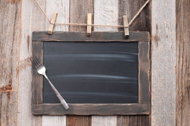 Ahşap zemin üzerine çatal ile menü yazı tahtası 