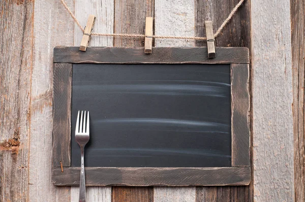 Ahşap zemin üzerine çatal ile menü yazı tahtası 