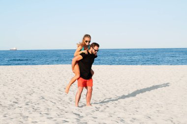 Mutlu genç neşeli çift yaz tatil tatil sırasında birlikte tropikal plaj.