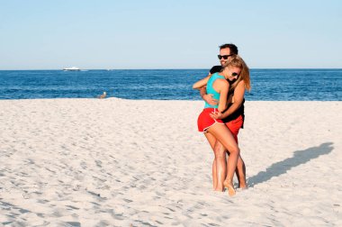 Mutlu genç neşeli çift yaz tatil tatil sırasında birlikte tropikal plaj.