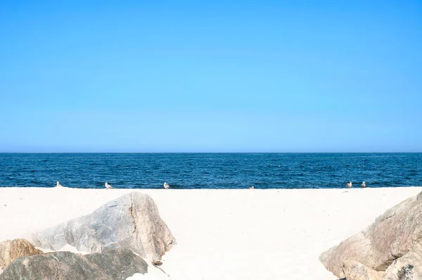 空の海とビーチの背景 — ストック写真