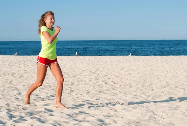 Rennende kvinne. Kvinnelig joggetur på stranda under utendørs trening. – stockfoto