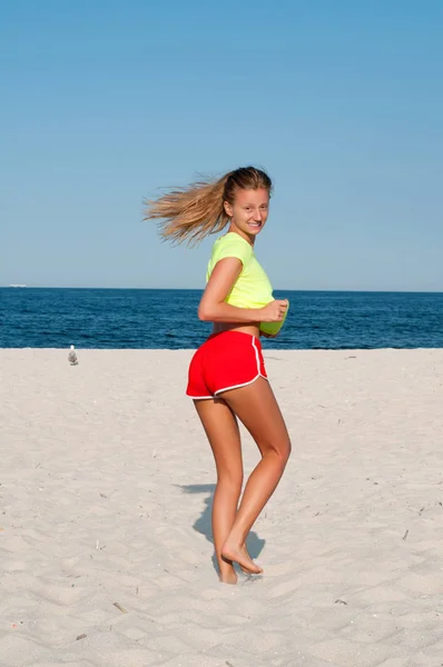 Женщина делает упражнения на пляже . — стоковое фото