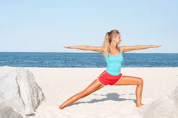 Femeia care practică yoga pe plajă — Fotografie, imagine de stoc