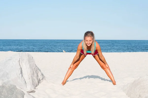 Femeia care practică yoga pe plajă — Fotografie, imagine de stoc