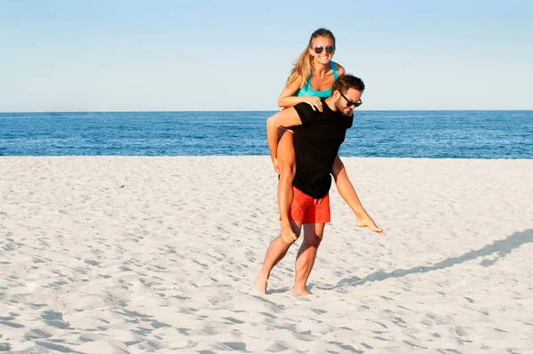 快乐快乐小两口一起在暑假假期期间热带海滩上. — 图库照片