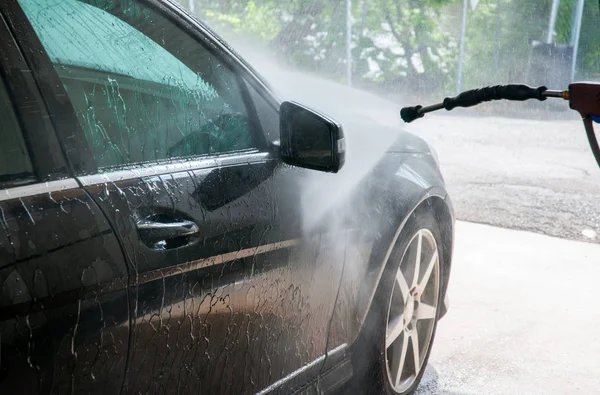 Πλυντήριο αυτοκινήτων. Σύγχρονο αυτοκίνητο δεν καλύπτεται από νερό. — Φωτογραφία Αρχείου